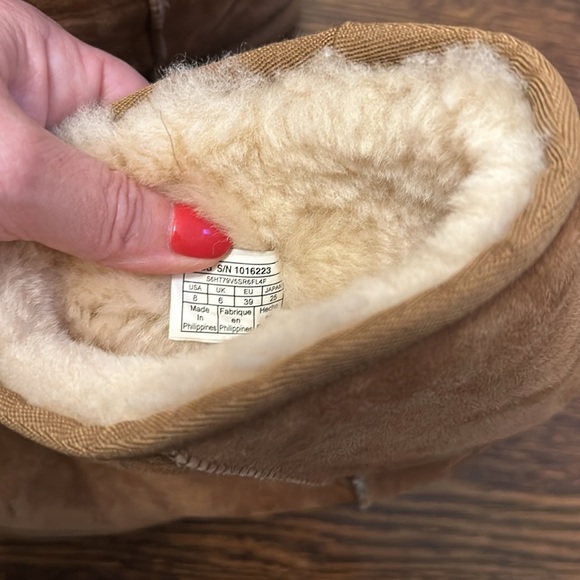 UGG Women's Classic Short Suede and Shearling - Picture 7 of 8
